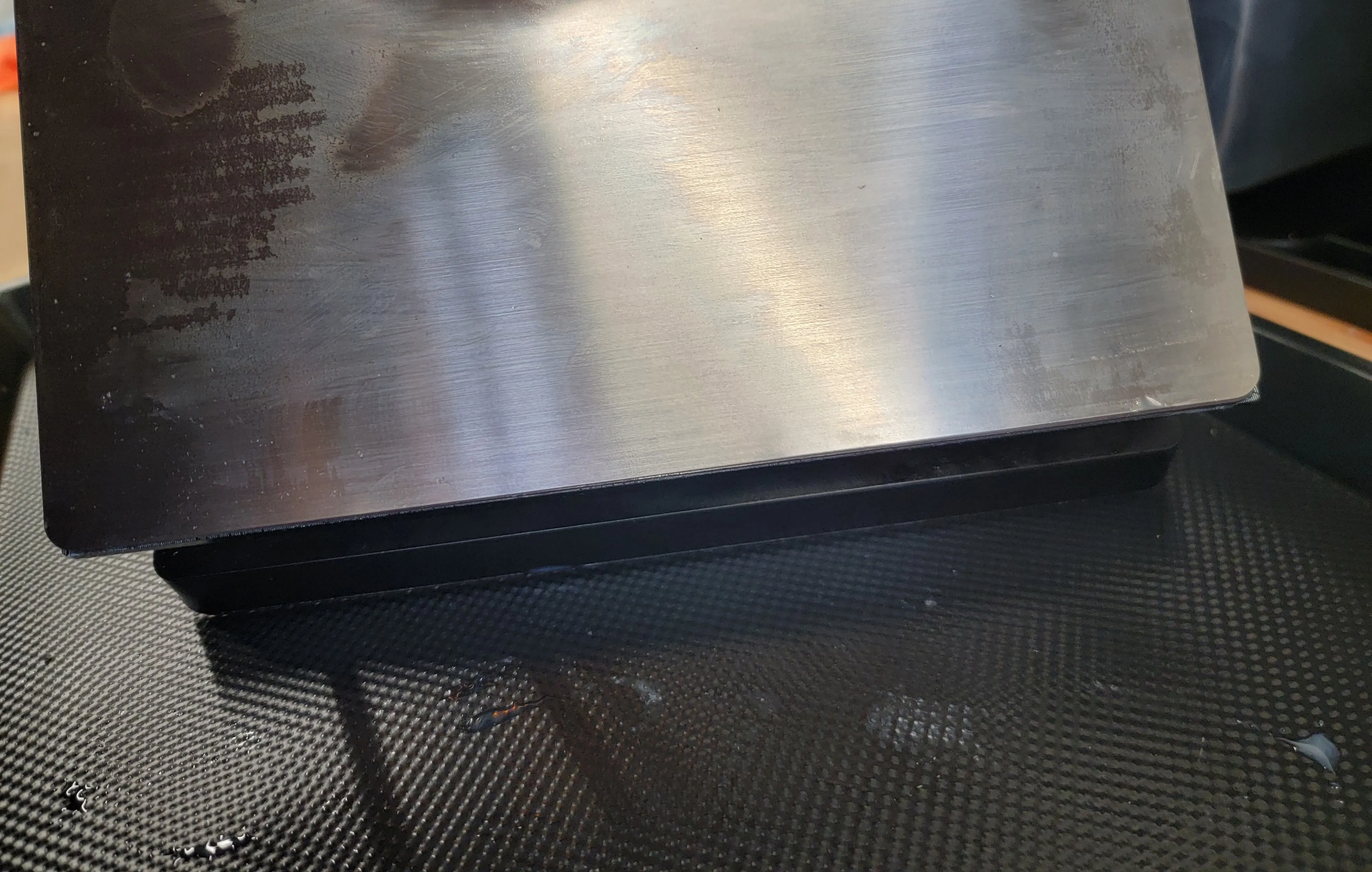 The build plate algined by edge